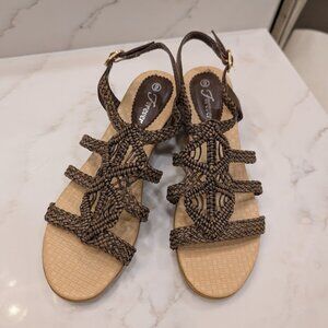 Forever Ladies Sandals Size 9 Brown Basket Weave  Dressy Platform Wedges